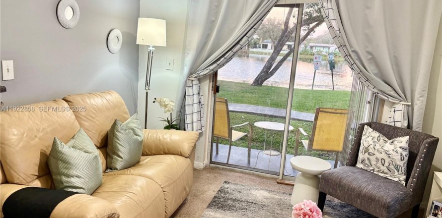 Condominio en Pembroke Pines, Florida, 2 dormitorios  № 1976581