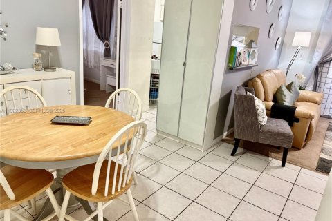 Condominio en venta en Pembroke Pines, Florida, 2 dormitorios, 79.34 m2 № 1976581 - foto 5