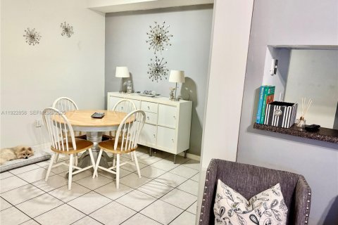 Condominio en venta en Pembroke Pines, Florida, 2 dormitorios, 79.34 m2 № 1976581 - foto 15