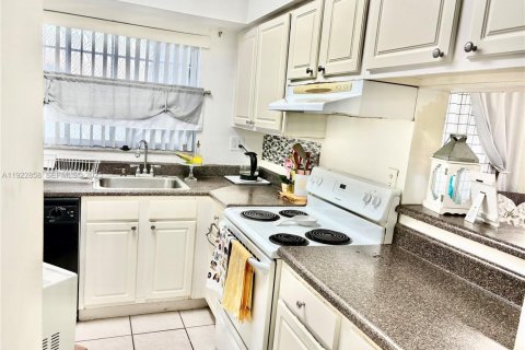 Condominio en venta en Pembroke Pines, Florida, 2 dormitorios, 79.34 m2 № 1976581 - foto 16