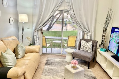 Condominio en venta en Pembroke Pines, Florida, 2 dormitorios, 79.34 m2 № 1976581 - foto 25