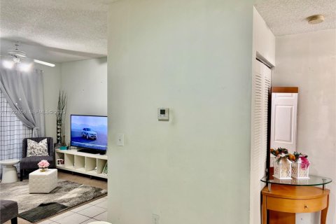 Condominio en venta en Pembroke Pines, Florida, 2 dormitorios, 79.34 m2 № 1976581 - foto 3