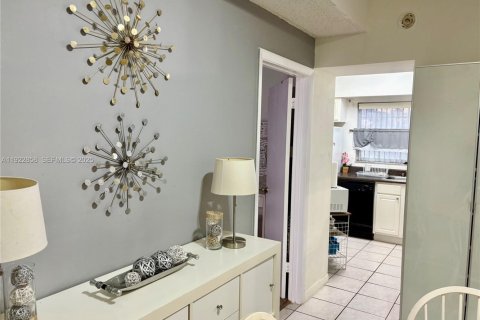 Condominio en venta en Pembroke Pines, Florida, 2 dormitorios, 79.34 m2 № 1976581 - foto 2