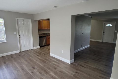 Casa en venta en Sunrise, Florida, 3 dormitorios, 150.5 m2 № 2053705 - foto 3