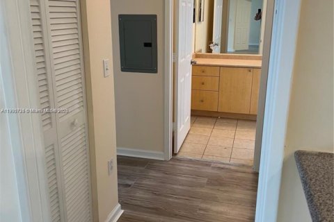 Снять в аренду кондоминиум в Холливуд, Флорида 2 спальни, 93.09м2, № 1956401 - фото 6