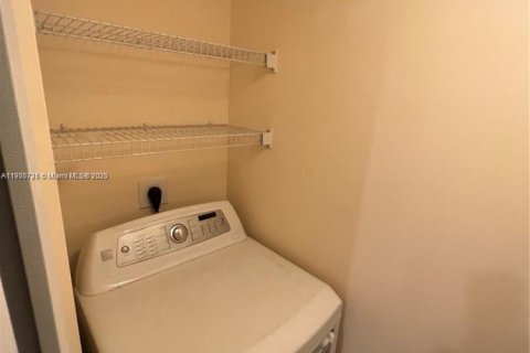 Снять в аренду кондоминиум в Холливуд, Флорида 2 спальни, 93.09м2, № 1956401 - фото 4