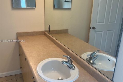 Снять в аренду кондоминиум в Холливуд, Флорида 2 спальни, 93.09м2, № 1956401 - фото 9