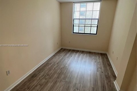 Снять в аренду кондоминиум в Холливуд, Флорида 2 спальни, 93.09м2, № 1956401 - фото 1