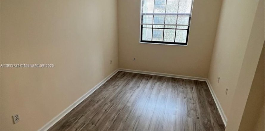 Кондоминиум с 2 спальнями в Холливуд, Флорида № 1956401