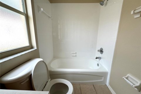 House in Brandon, Florida 4 bedrooms, 136.01 sq.m. № 1828461 - photo 5
