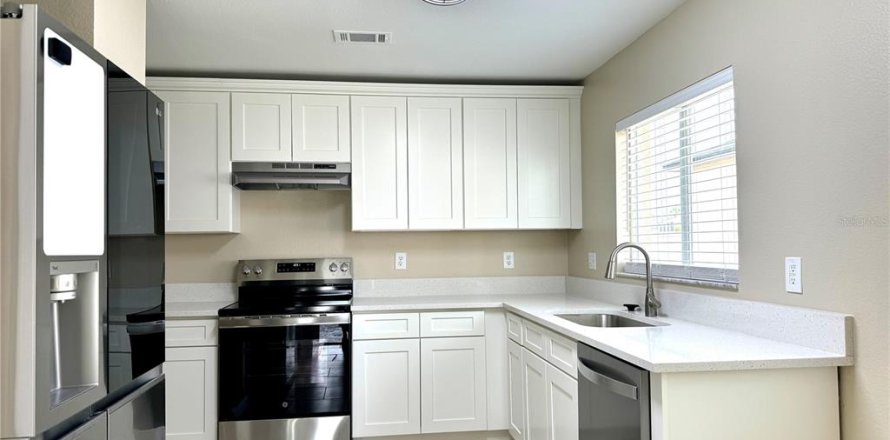 House in Brandon, Florida 4 bedrooms, 136.01 sq.m. № 1828461