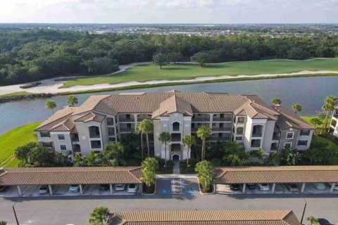 Condo in Bradenton, Florida, 2 bedrooms in LAKEWOOD NATIONAL  № 1530078 - photo 1