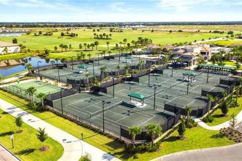 Condo in Bradenton, Florida, 2 bedrooms in LAKEWOOD NATIONAL  № 1530078 - photo 13