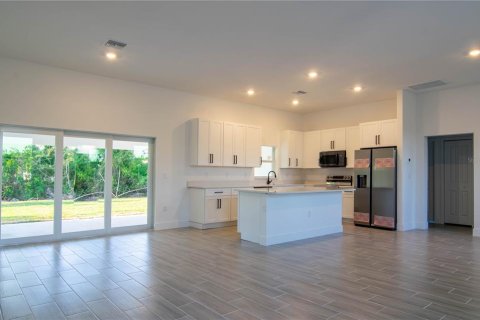 House in Port Charlotte, Florida 4 bedrooms, 240.34 sq.m. № 1883733 - photo 3