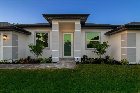House in Port Charlotte, Florida 4 bedrooms, 240.34 sq.m. № 1883733 - photo 1