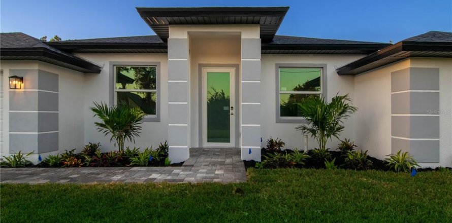 House in Port Charlotte, Florida 4 bedrooms, 240.34 sq.m. № 1883733