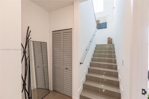 Commercial property in Miami, Florida 412.11 sq.m. № 1973606 - photo 24