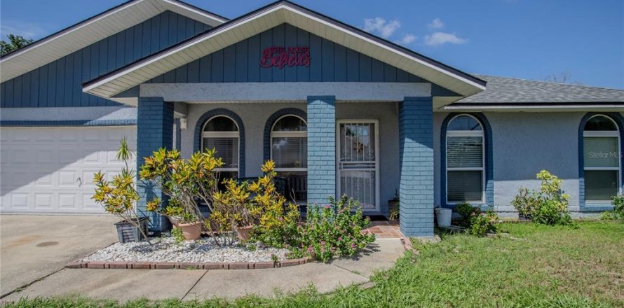House in Deltona, Florida 3 bedrooms, 131.18 sq.m. № 1883470