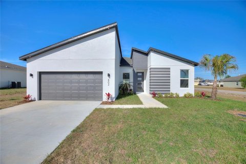 House in Poinciana, Florida 4 bedrooms, 155.15 sq.m. № 2283511