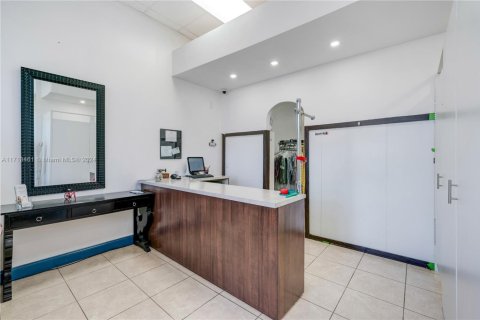 Propiedad comercial en venta en Miami, Florida № 1702837 - foto 20