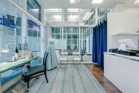 Propiedad comercial en venta en Miami, Florida № 1702837 - foto 9