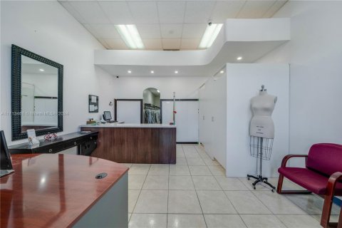 Propiedad comercial en venta en Miami, Florida № 1702837 - foto 19