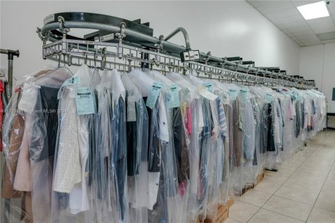 Propiedad comercial en venta en Miami, Florida № 1702837 - foto 11