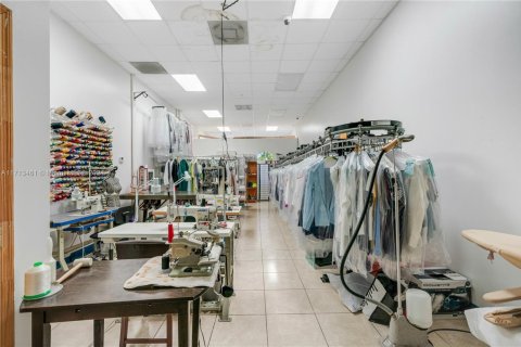 Propiedad comercial en venta en Miami, Florida № 1702837 - foto 13