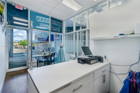 Propiedad comercial en venta en Miami, Florida № 1702837 - foto 8