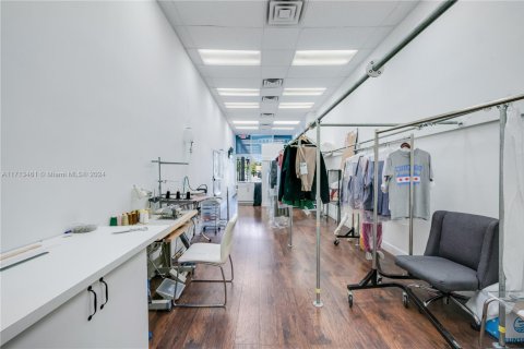 Propiedad comercial en venta en Miami, Florida № 1702837 - foto 10