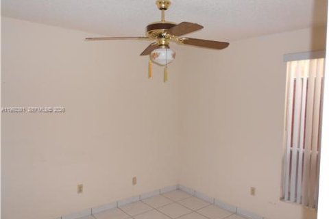 Villa ou maison à louer à Hialeah, Floride: 3 chambres, 128.21 m2 № 2055594 - photo 11