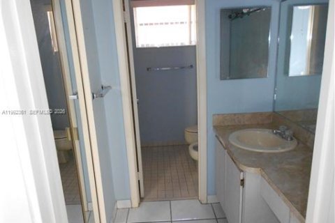 Villa ou maison à louer à Hialeah, Floride: 3 chambres, 128.21 m2 № 2055594 - photo 10