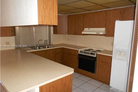 Villa ou maison à louer à Hialeah, Floride: 3 chambres, 128.21 m2 № 2055594 - photo 1