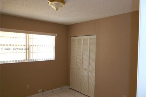 Villa ou maison à louer à Hialeah, Floride: 3 chambres, 128.21 m2 № 2055594 - photo 12