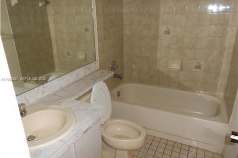 Villa ou maison à louer à Hialeah, Floride: 3 chambres, 128.21 m2 № 2055594 - photo 13