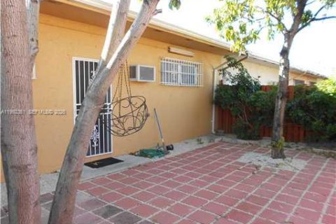 Villa ou maison à louer à Hialeah, Floride: 3 chambres, 128.21 m2 № 2055594 - photo 8