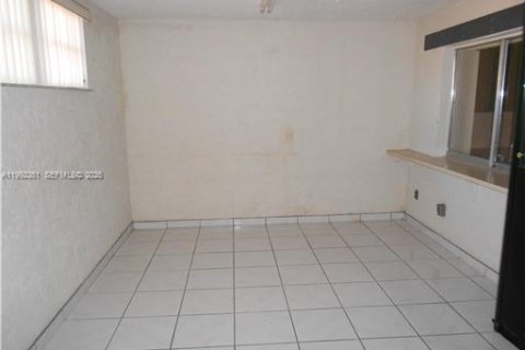 Villa ou maison à louer à Hialeah, Floride: 3 chambres, 128.21 m2 № 2055594 - photo 6