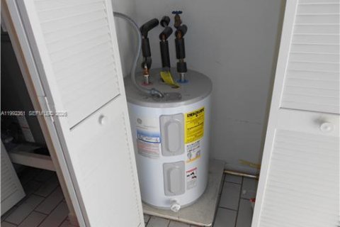 Villa ou maison à louer à Hialeah, Floride: 3 chambres, 128.21 m2 № 2055594 - photo 15