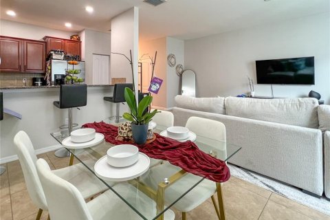 Townhouse in Brandon, Florida 3 bedrooms, 138.98 sq.m. № 2229139 - photo 9