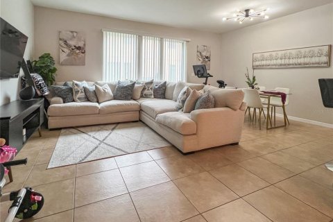 Townhouse in Brandon, Florida 3 bedrooms, 138.98 sq.m. № 2229139 - photo 7
