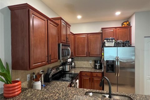 Townhouse in Brandon, Florida 3 bedrooms, 138.98 sq.m. № 2229139 - photo 5