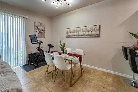 Townhouse in Brandon, Florida 3 bedrooms, 138.98 sq.m. № 2229139 - photo 6