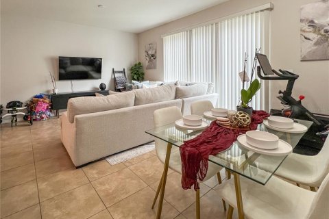 Townhouse in Brandon, Florida 3 bedrooms, 138.98 sq.m. № 2229139 - photo 8
