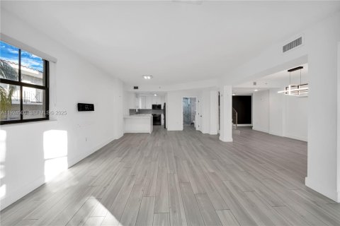 Купить кондоминиум в Корал-Гейблс, Флорида 2 спальни, 166.48м2, № 1982780 - фото 3