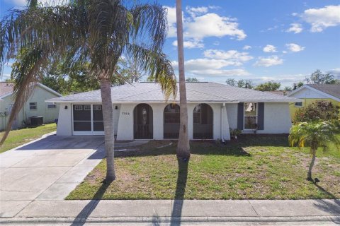 House in New Port Richey, Florida 3 bedrooms, 119.47 sq.m. № 1723515 - photo 1