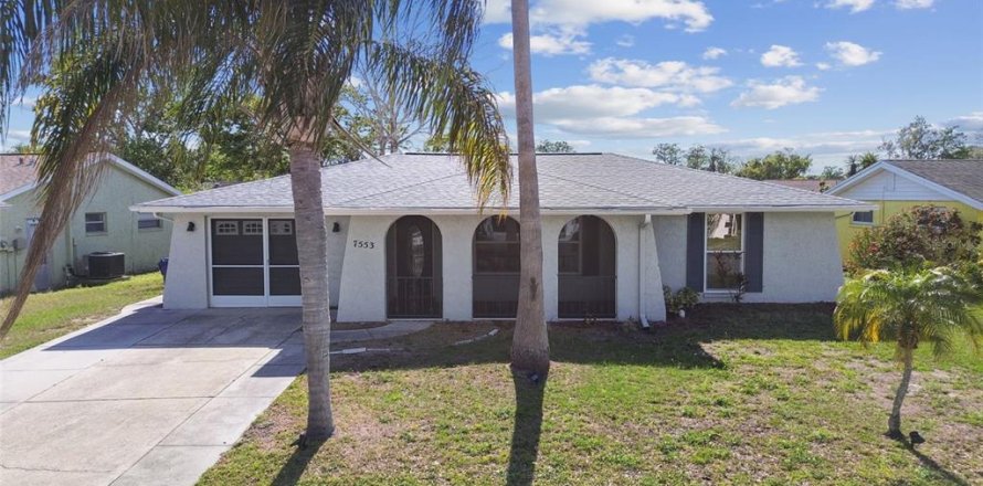 House in New Port Richey, Florida 3 bedrooms, 119.47 sq.m. № 1723515