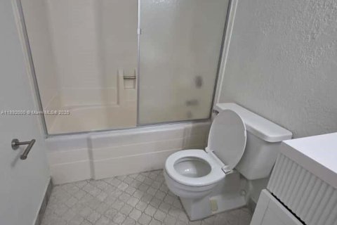 Condo in North Miami, Florida, 1 bedroom  № 1944151 - photo 12