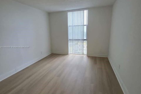 Condo in North Miami, Florida, 1 bedroom  № 1944151 - photo 7