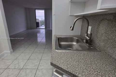 Condo in North Miami, Florida, 1 bedroom  № 1944151 - photo 8