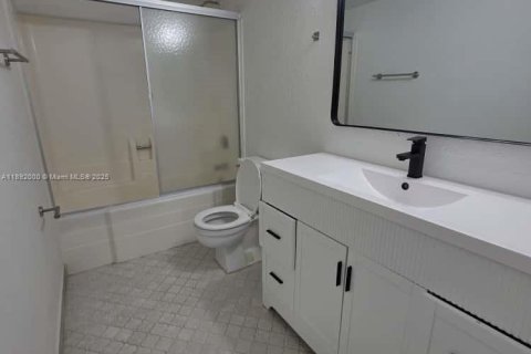 Condo in North Miami, Florida, 1 bedroom  № 1944151 - photo 11